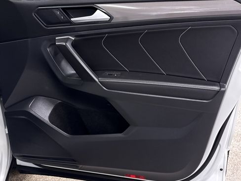 Used 2024 Volkswagen Tiguan SE image 30