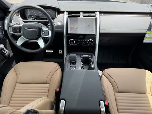 New 2025 Land Rover Discovery Dynamic SE image 19