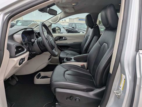 Used 2024 Chrysler Pacifica Touring-L FWD image 15