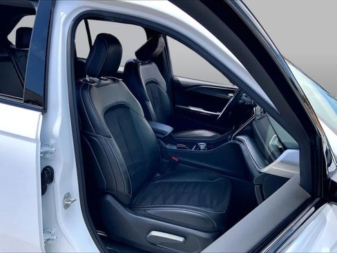 Used 2024 Jeep Grand Cherokee Altitude AWD/4WD image 8