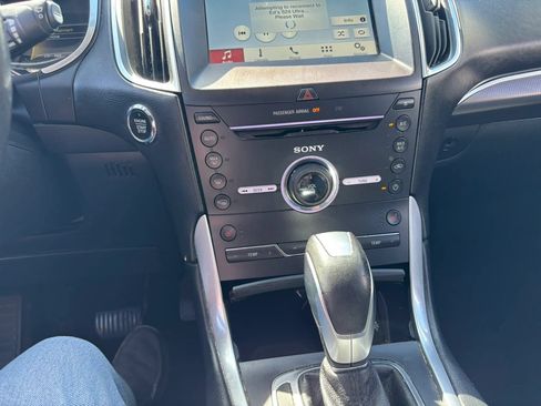 Used 2016 Ford Edge Titanium FWD image 10