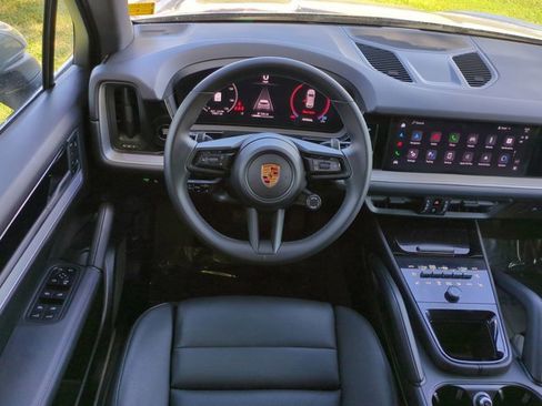 Used 2025 Porsche Cayenne image 14