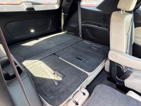 Used 2022 Chevrolet Traverse LT w/ LT Premium Package FWD image 19