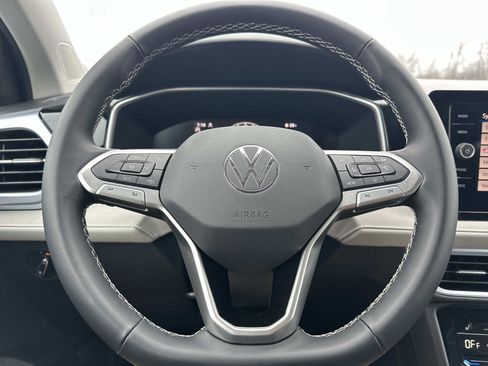 New 2026 Volkswagen Taos SE image 20