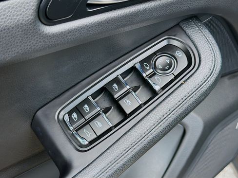 Used 2019 Porsche Macan AWD/4WD image 23