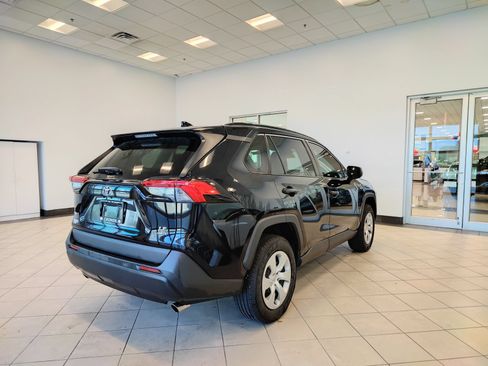 Used 2021 Toyota RAV4 LE AWD/4WD image 3
