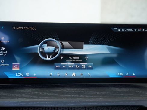 Used 2025 BMW 230i Coupe w/ Convenience Package image 17