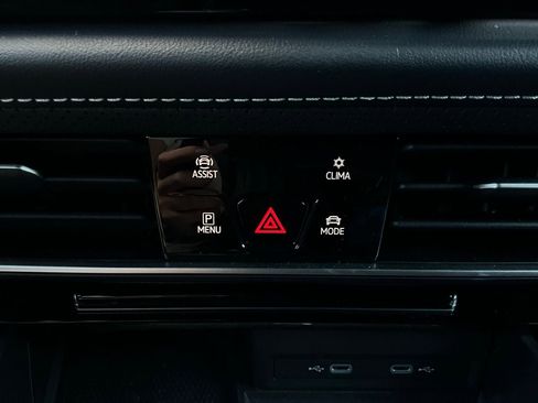 Used 2024 Volkswagen Atlas Cross Sport SE image 27