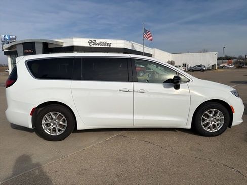 Used 2024 Chrysler Pacifica Touring-L image 3