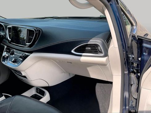 Used 2023 Chrysler Pacifica Touring-L FWD image 18