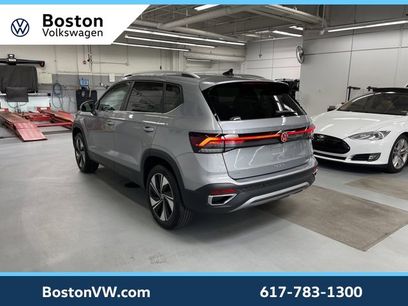 Used 2025 Volkswagen Taos SE w/ Panoramic Sunroof Package