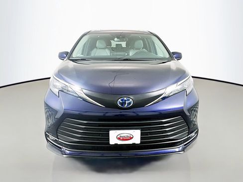 Certified 2025 Toyota Sienna XLE image 2