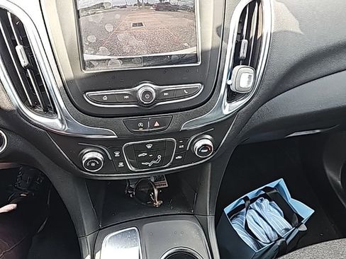 Used 2023 Chevrolet Equinox LT image 3