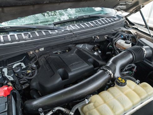 Used 2020 Ford Expedition XLT w/ Equipment Group 202A AWD/4WD image 9