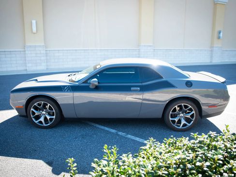 Used 2017 Dodge Challenger SXT image 7