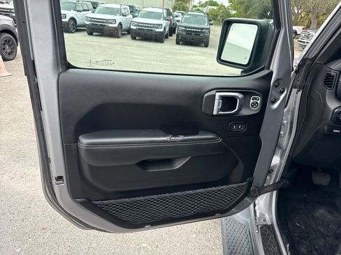 Used 2020 Jeep Gladiator Overland image 12