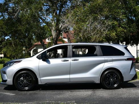 Used 2025 Toyota Sienna XSE image 31