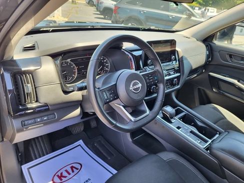 Used 2025 Nissan Pathfinder SV FWD image 11