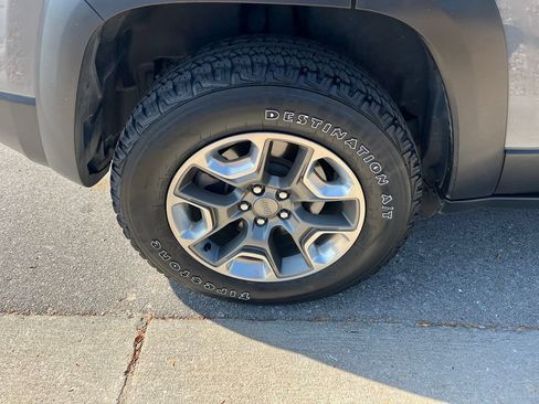 Used 2019 Jeep Cherokee Trailhawk w/ Cold Weather Group AWD/4WD image 14