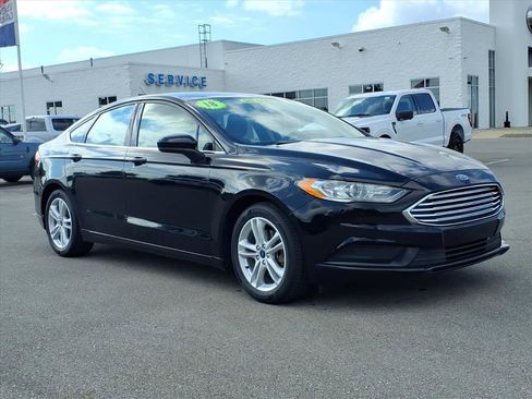 Used 2018 Ford Fusion SE w/ Fusion SE Technology Package image 3