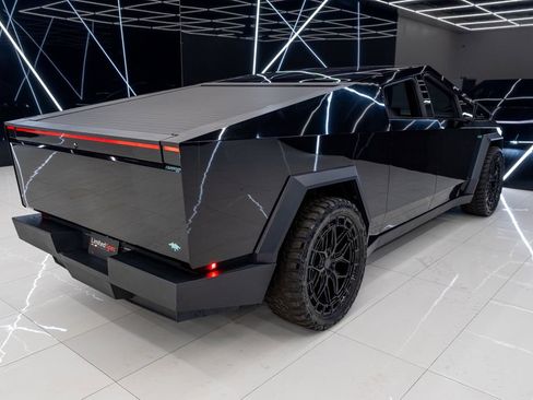 Used 2024 Tesla Cybertruck AWD Crew Cab image 18