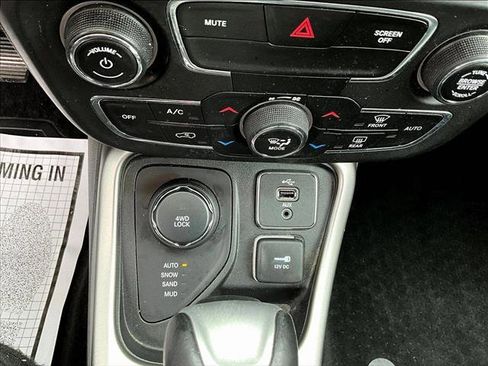 Used 2017 Jeep Compass Latitude w/ Popular Equipment Group AWD/4WD image 23