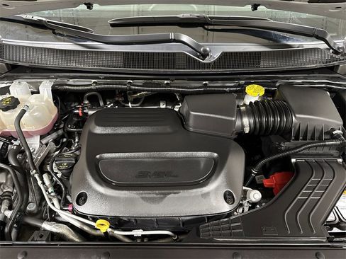 Used 2024 Chrysler Pacifica Touring-L image 24