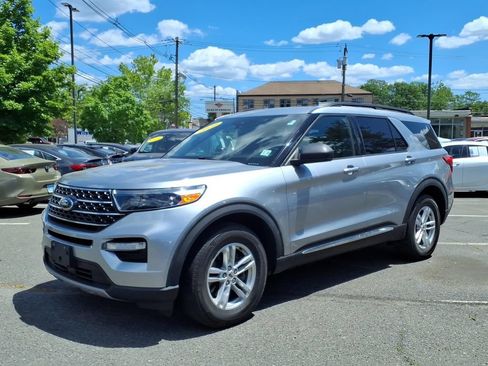 Used 2020 Ford Explorer XLT w/ Equipment Group 202A AWD/4WD image 3