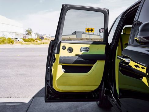 Used 2022 Rolls-Royce Cullinan Black Badge w/ Dark Exterior Package image 26