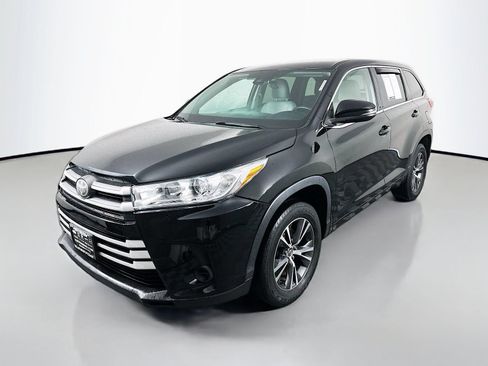 Used 2017 Toyota Highlander LE FWD image 3