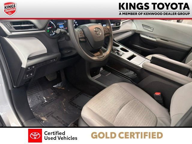 Used 2025 Toyota Sienna LE AWD/4WD image 18