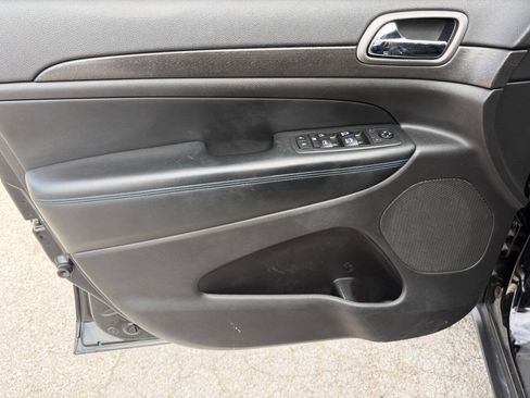 Used 2018 Jeep Grand Cherokee Laredo image 13