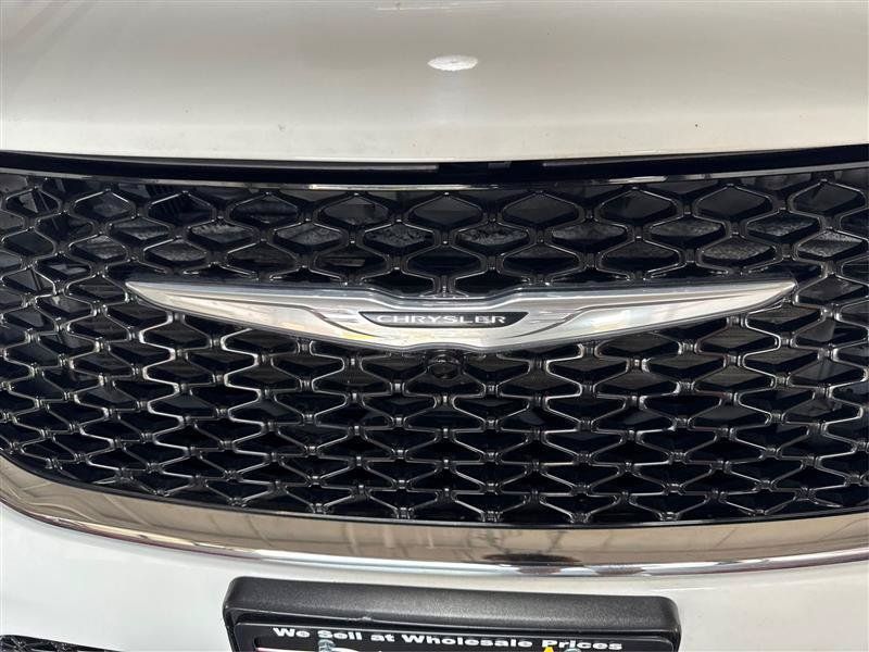 Used 2023 Chrysler Pacifica Limited FWD image 25