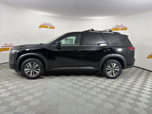 New 2026 Nissan Pathfinder SL image 2