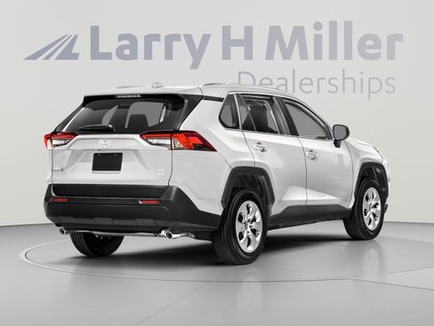 Used 2021 Toyota RAV4 LE AWD/4WD image 2