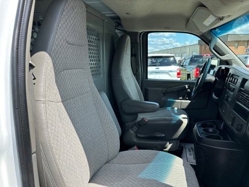 Used 2017 Chevrolet Express 2500 image 33