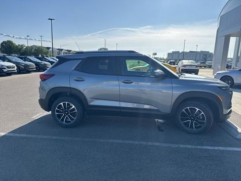 Used 2024 Chevrolet TrailBlazer LT w/ Driver Confidence Package FWD image 4