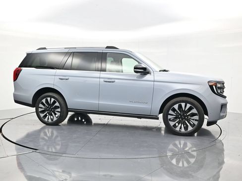 Used 2025 Ford Expedition Platinum w/ Driver's Package AWD/4WD image 4