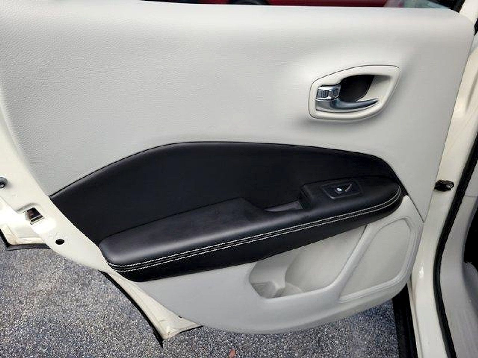 Certified 2019 Jeep Compass Latitude w/ Popular Equipment Group FWD image 17