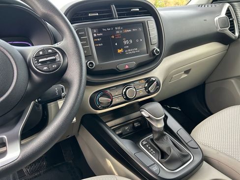 Used 2025 Kia Soul LX FWD image 20