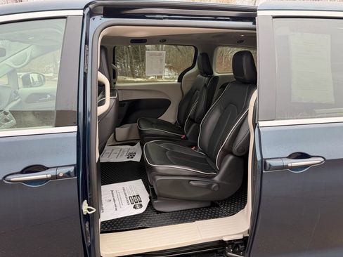 Used 2023 Chrysler Pacifica Limited image 27