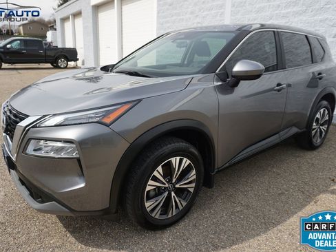 Used 2023 Nissan Rogue SV image 3