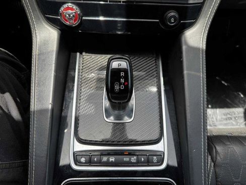 Used 2019 Jaguar F-PACE SVR image 34