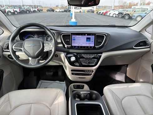 Used 2021 Chrysler Pacifica Touring-L w/ Uconnect Theater Family Group image 14