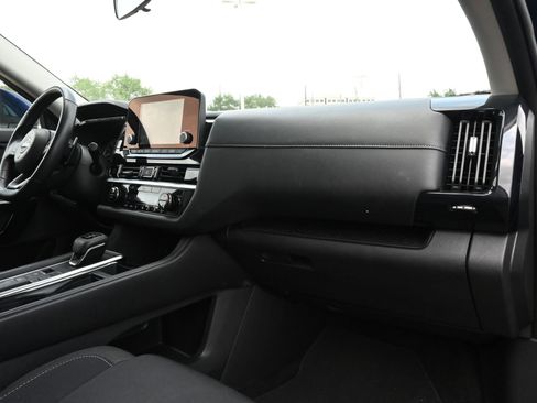 Used 2025 Nissan Pathfinder SV FWD image 25