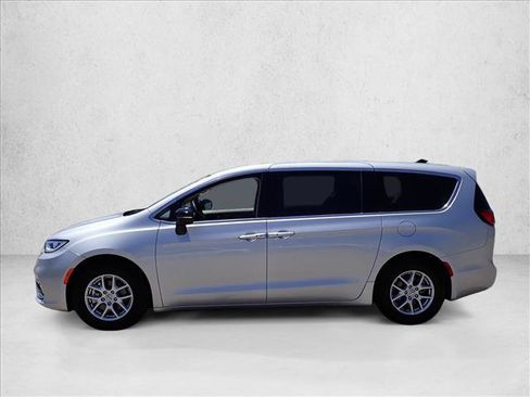 Used 2024 Chrysler Pacifica Touring-L FWD image 2