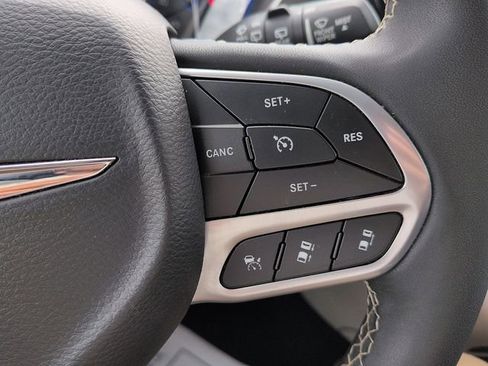 Used 2024 Chrysler Pacifica Touring-L FWD image 19