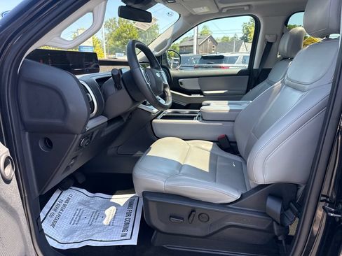 Used 2025 Ford Expedition Active AWD/4WD image 29
