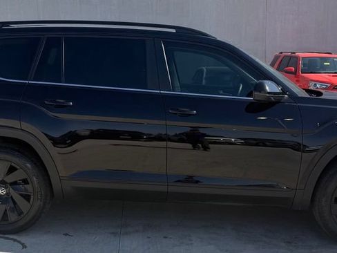 Used 2024 Volkswagen Atlas SE w/ Panoramic Sunroof Package FWD image 5