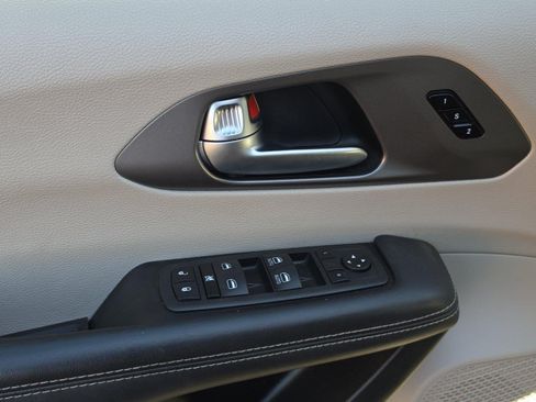 Used 2023 Chrysler Pacifica Touring-L FWD image 16
